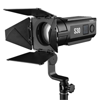 Godox S30 - диодно френелово фокусирано осветление 